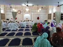 Mumineen-Muminaat offering Misaaq in Masjid e Faatemi, Nadiad